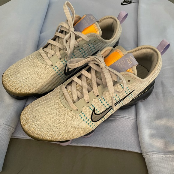 Air Vapormax Flynit 3 (GS) 6.5 Y = 8 in Women’s (HOODIE NO LONGER INCLUDED) - Picture 6 of 7